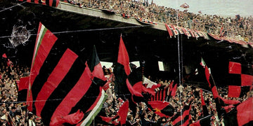 Ultras in Italien in den 1960er Jahren mit rot schwarzen Fahnen