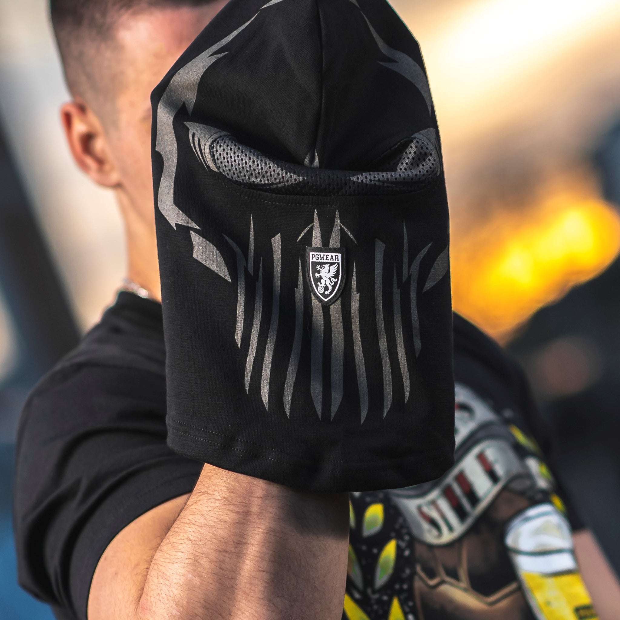 Ultraverse: ein Ultra der eine Balaclava in schwarz von er Marke PGwear trägt. 