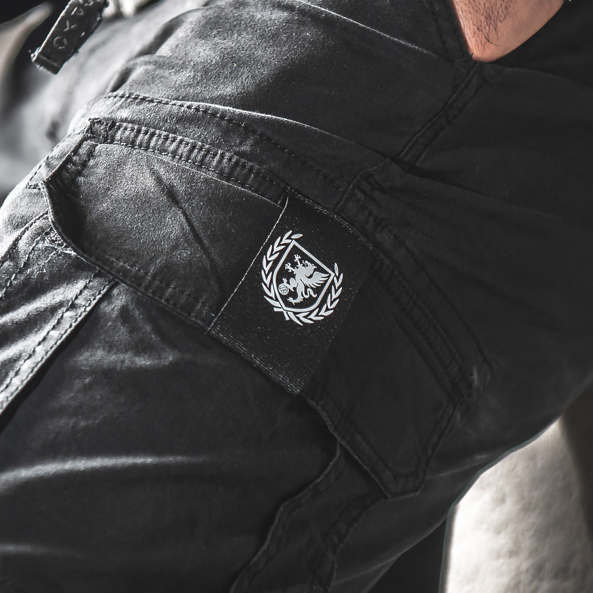 Ultraverse: Eine schwarze Hose mit dem Logo der marke PGwear 