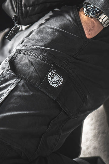 Ultraverse: Eine schwarze Hose mit dem Logo der marke PGwear 