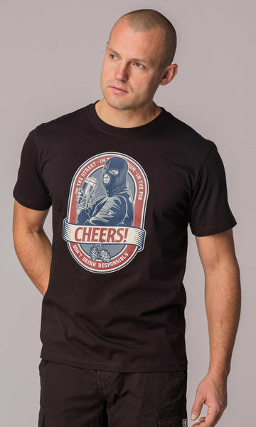 Stylisches schwarzes "Cheers!" T-Shirt von PGwear mit einem großen Bierdruck auf der Brust - Das ideale Outfit für Fußballfans!