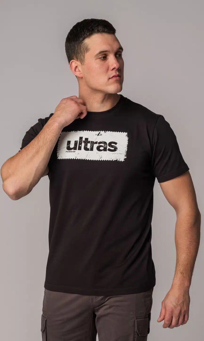 Schwarzes T-Shirt "Ultras" von PGwear - perfekt für Fußballfans, klassischer Schnitt, hochwertige Baumwolle und auffälliger Brustdruck.