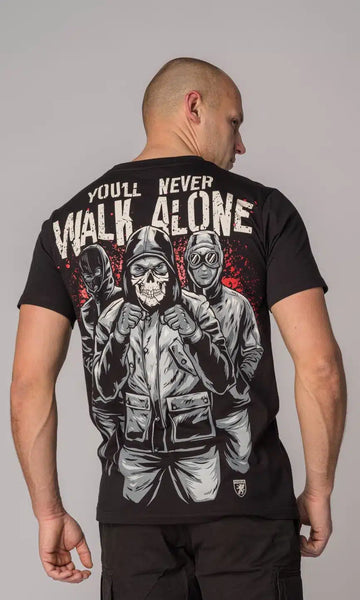 Das T-Shirt "Never Walk Alone" von PGwear - Ein beeindruckender Großdruck mit dem Slogan "Never Walk Alone" auf Brust und Rücken