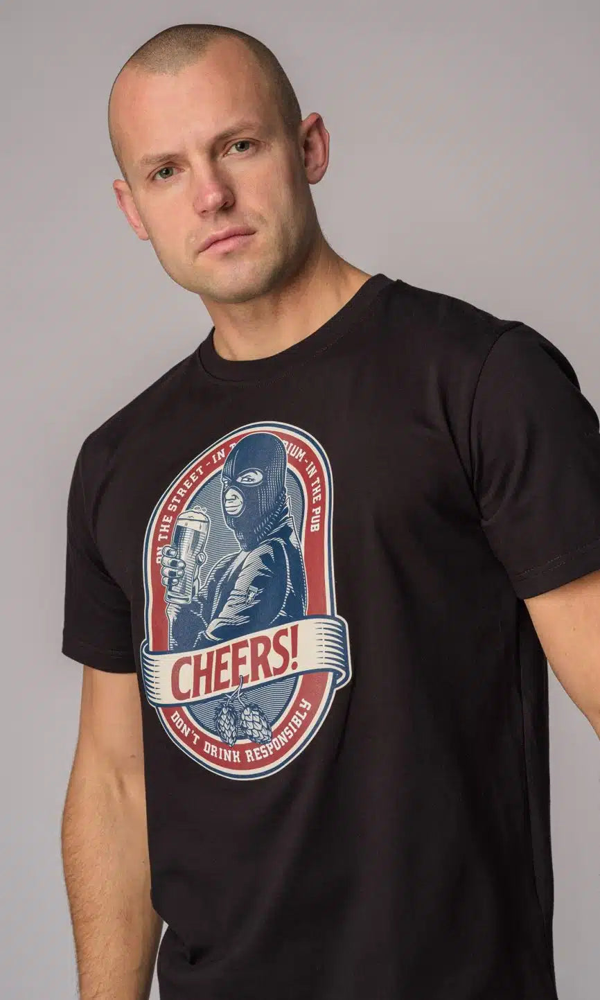 Stylisches schwarzes "Cheers!" T-Shirt von PGwear mit einem großen Bierdruck auf der Brust - Das ideale Outfit für Fußballfans!