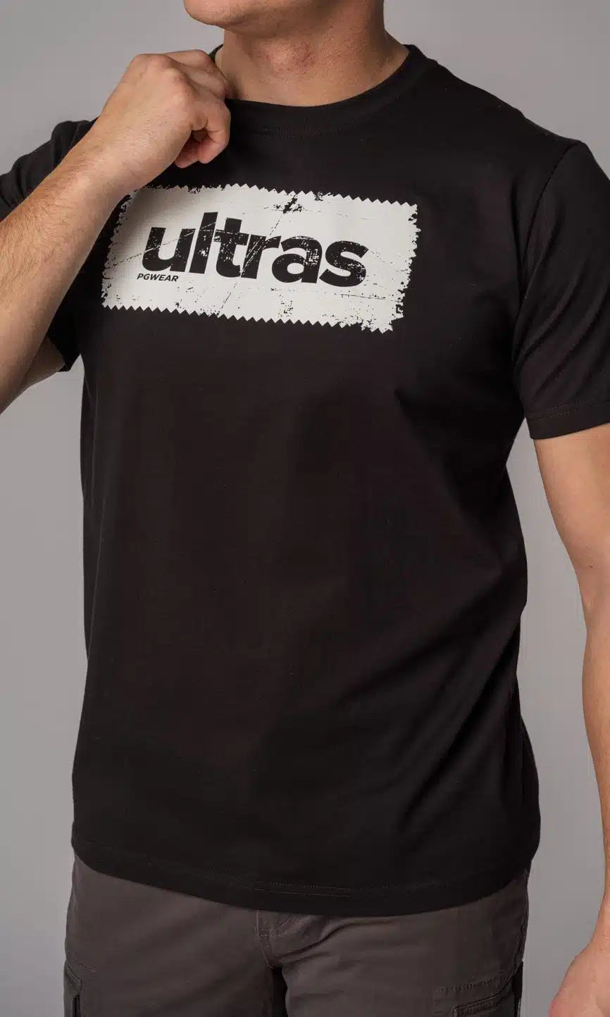 Schwarzes T-Shirt "Ultras" von PGwear - perfekt für Fußballfans, klassischer Schnitt, hochwertige Baumwolle und auffälliger Brustdruck.