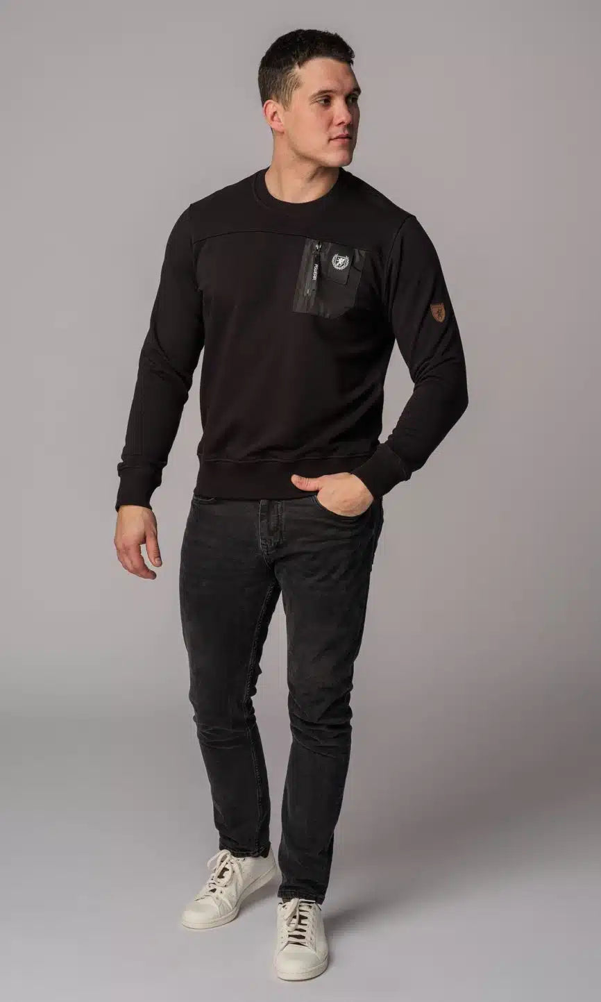 Das Herren-Sweatshirt "Frank" von PGwear überzeugt mit stilvollem Design und Funktionalität. Hergestellt aus 100% Baumwolle (290 gr/m2) für hohen Tragekomfort. Großzügiges Brustmuster und praktische Brusttasche mit Reißverschluss. Details wie Jacquard-Aufhänger mit Reißverschluss, PGWEAR-Label im Nacken und PGWEAR-Lederpatch auf dem linken Arm. Made in Poland für Qualität und Langlebigkeit. Ein vielseitiges Kleidungsstück für Männer, die Stil und Funktionalität schätzen.