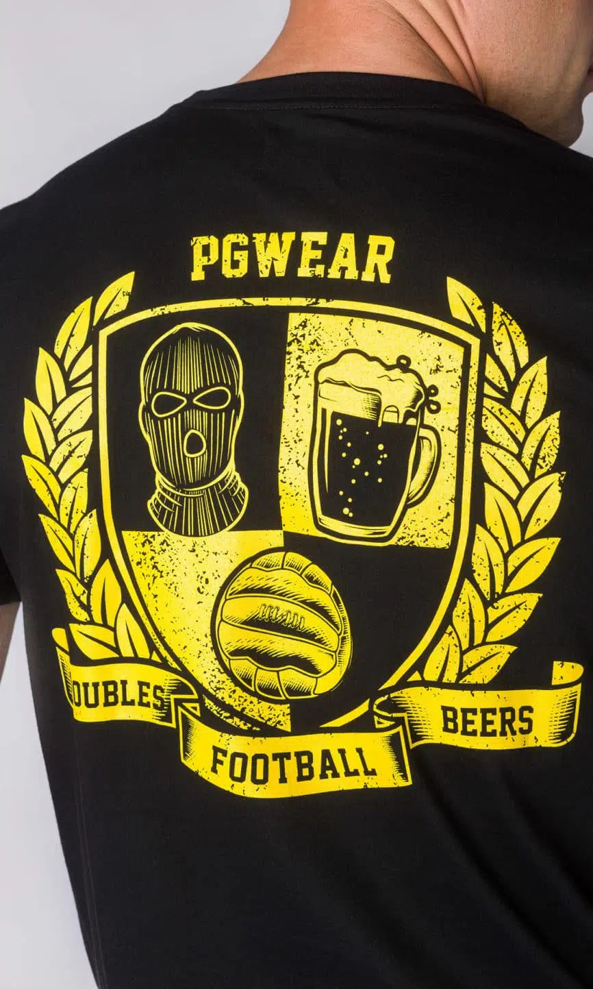 Schwarzes T-Shirt "Shield" von PGwear mit großem Logo "Shield" auf der Rückseite und PGWEAR-Logo auf der Brust.