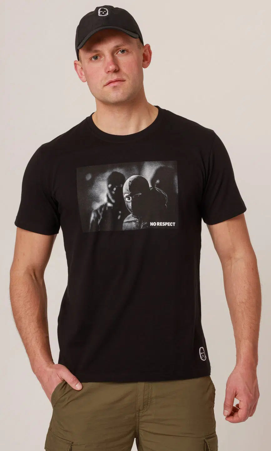 Schwarzes T-Shirt "Berlin" No Respect von PGwear. Zeige Stolz deine Fußballleidenschaft und Verbundenheit zur Community. Hochwertige Baumwolle, langlebiges Design. 