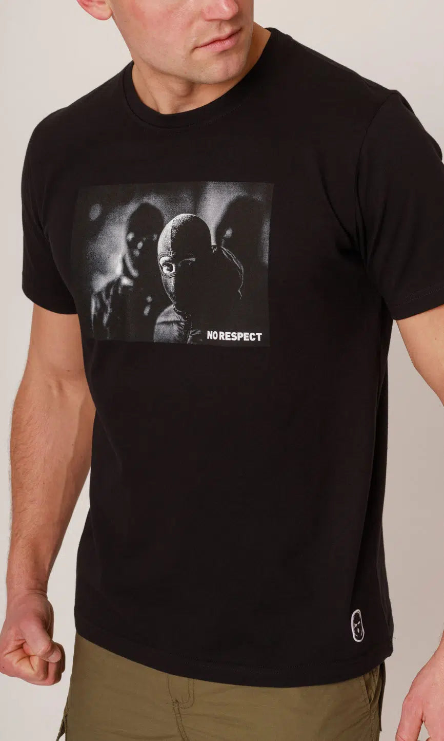 Schwarzes T-Shirt "Berlin" No Respect von PGwear. Zeige Stolz deine Fußballleidenschaft und Verbundenheit zur Community. Hochwertige Baumwolle, langlebiges Design.