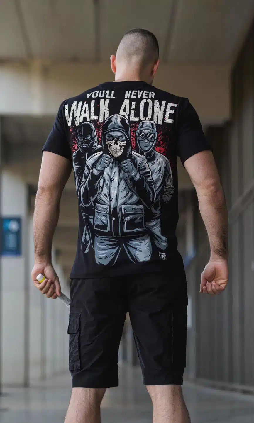 Das T-Shirt "Never Walk Alone" von PGwear - Ein beeindruckender Großdruck mit dem Slogan "Never Walk Alone" auf Brust und Rücken