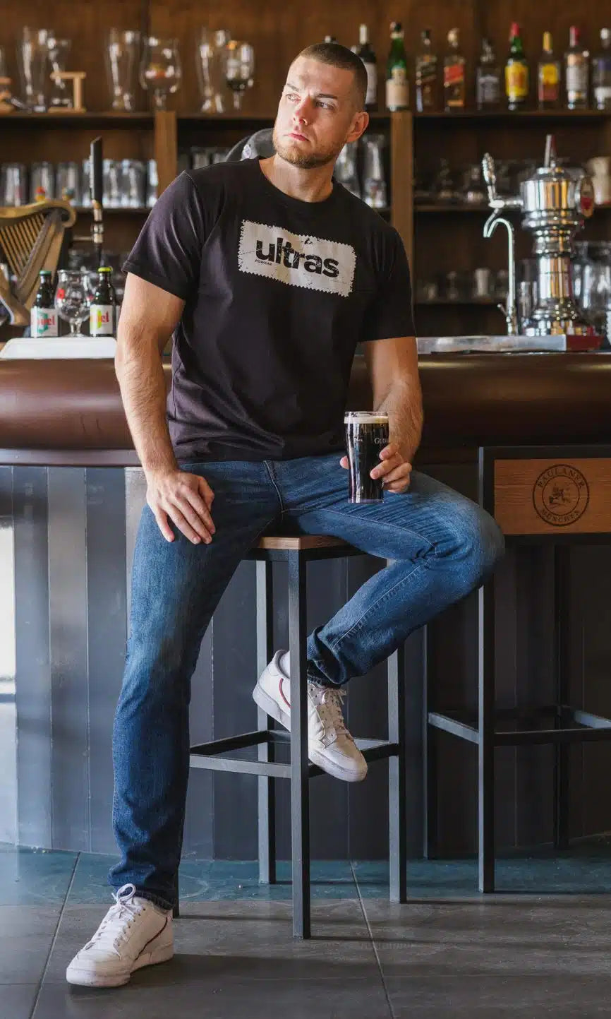 Schwarzes T-Shirt "Ultras" von PGwear - perfekt für Fußballfans, klassischer Schnitt, hochwertige Baumwolle und auffälliger Brustdruck.