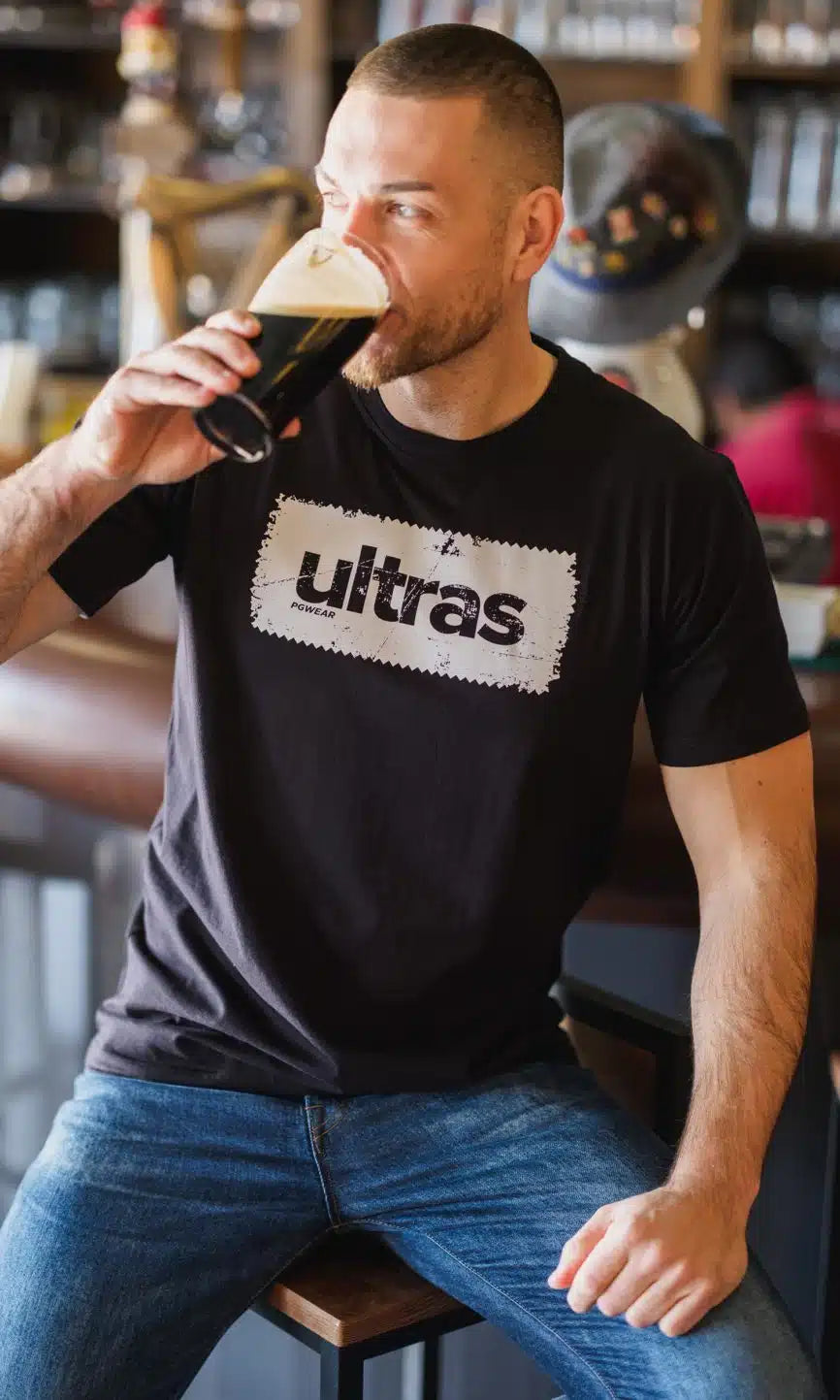 Schwarzes T-Shirt "Ultras" von PGwear - perfekt für Fußballfans, klassischer Schnitt, hochwertige Baumwolle und auffälliger Brustdruck.