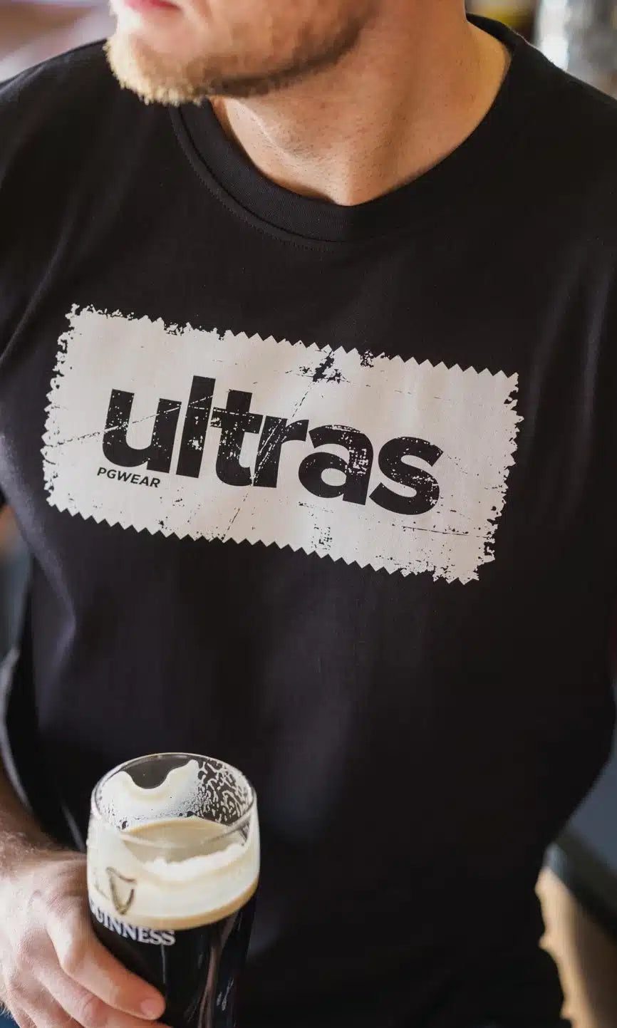 Schwarzes T-Shirt "Ultras" von PGwear - perfekt für Fußballfans, klassischer Schnitt, hochwertige Baumwolle und auffälliger Brustdruck.