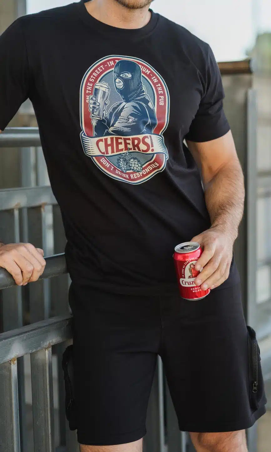 Stylisches schwarzes "Cheers!" T-Shirt von PGwear mit einem großen Bierdruck auf der Brust - Das ideale Outfit für Fußballfans!